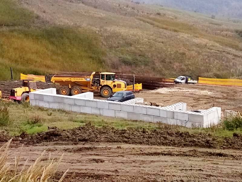 Stěna postavená z betonových bloků L